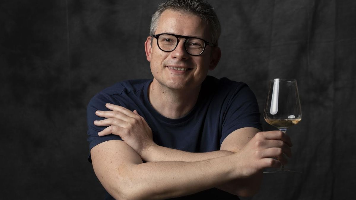 Santi Rivas, divulgador de vino a través de redes sociales (@colectivodecantado)