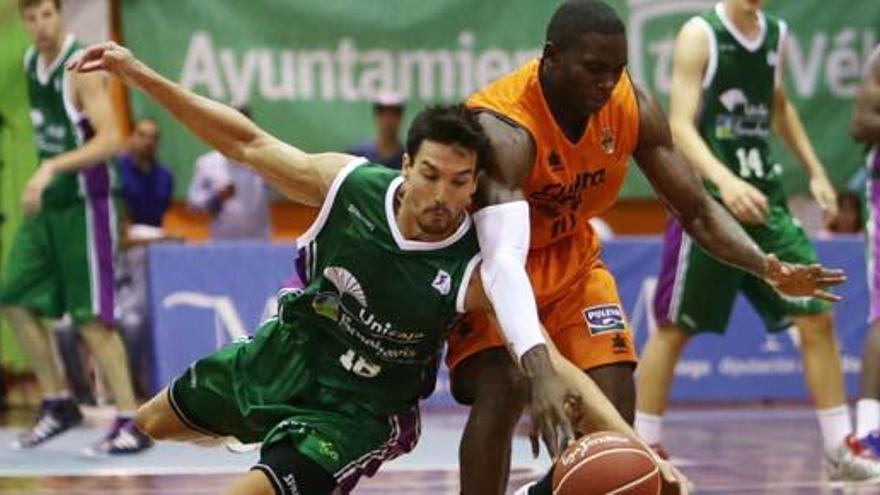 Alfonso pelea con Sato en el partido del jueves en Vélez.