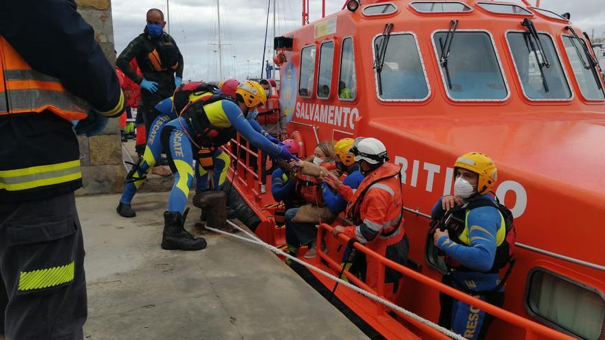 Los pasajeros del catamarán de Fred Olsen desembarcan en el muelle de Agaete