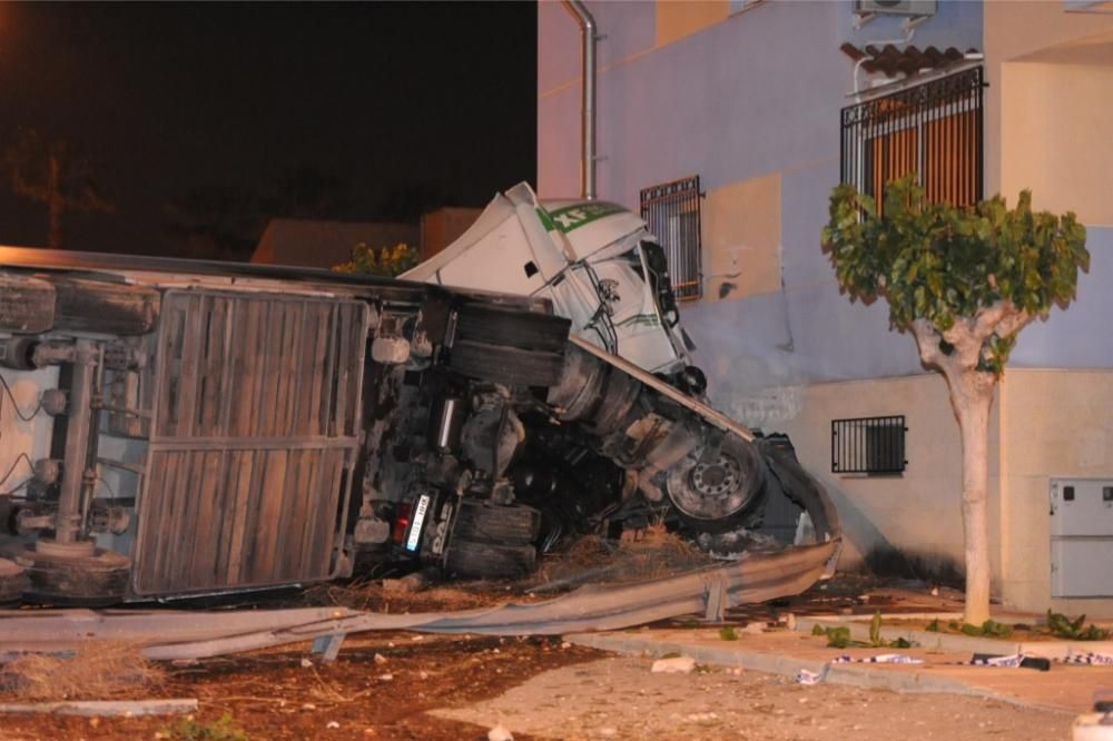 Un tráiler se estrella contra una casa en Librilla