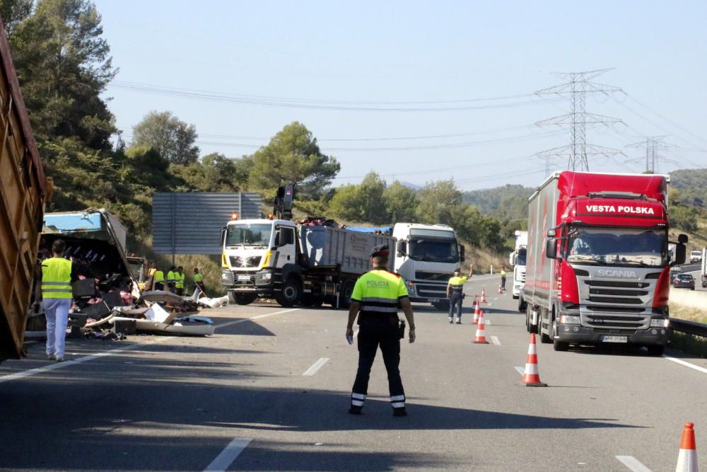 Els dos camions accidentats a l'AP-7 a Viladasens