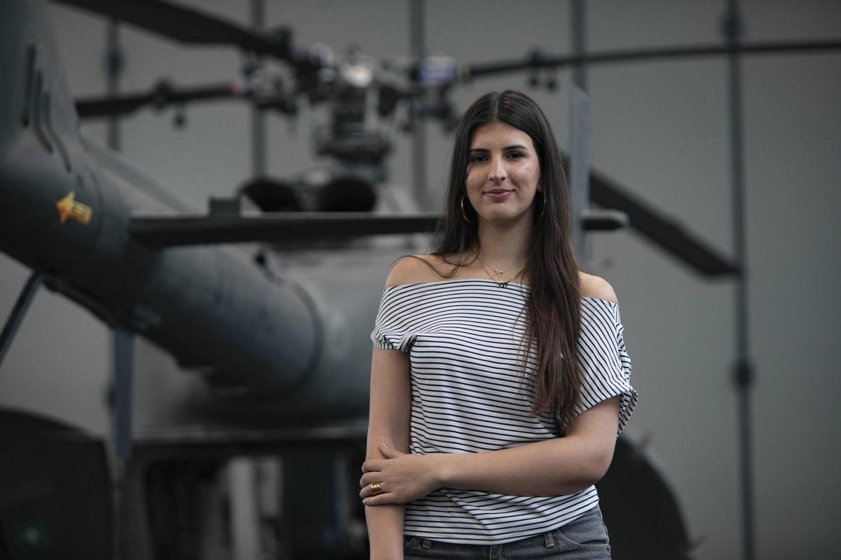 8M. María Andrés en el hangar de Ingeniería Aeroespacial de la UPV.