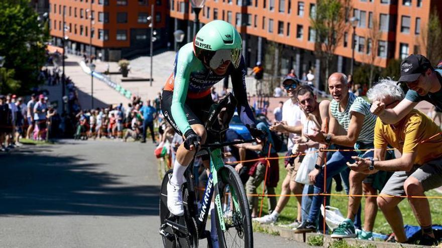 El prodigioso Paul Seixas somete a todos en la contrarreloj de la Itzulia