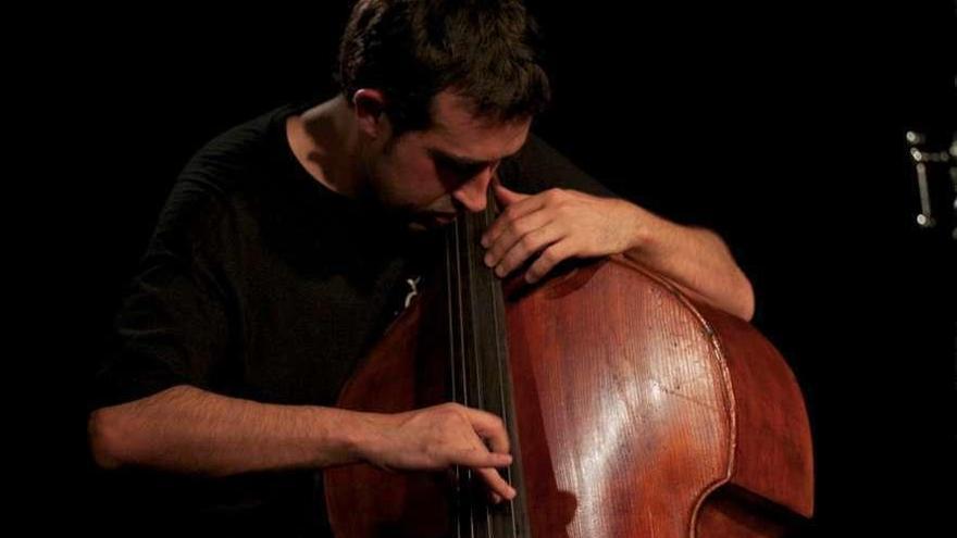 Pablo Pérez Sanmamed durante un concierto tocando el contrabajo. // Cedida