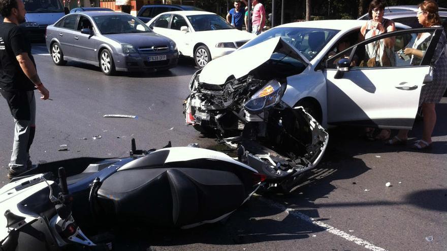 La moto y el coche accidentados.