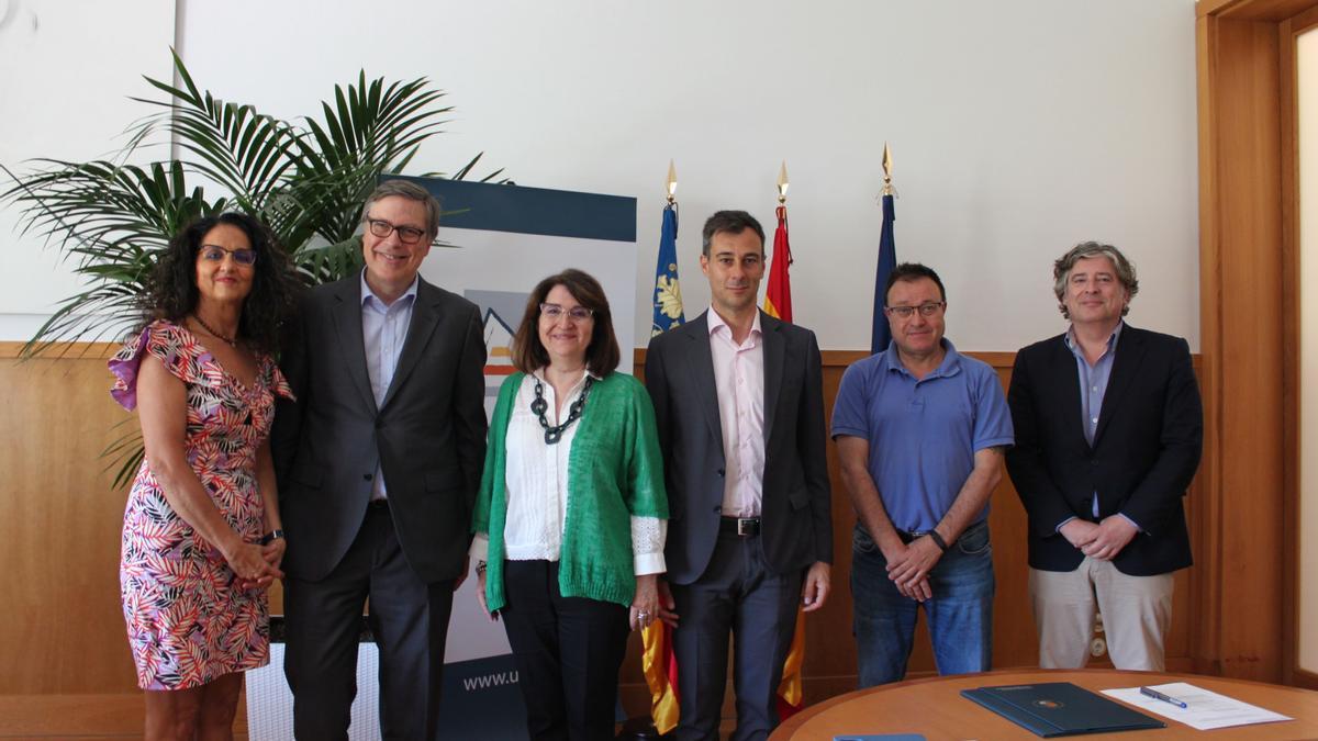 Javier Díez, director general de Aguas de Alicante y Amparo Navarro, rectora de la UA, posan con sus equipos.