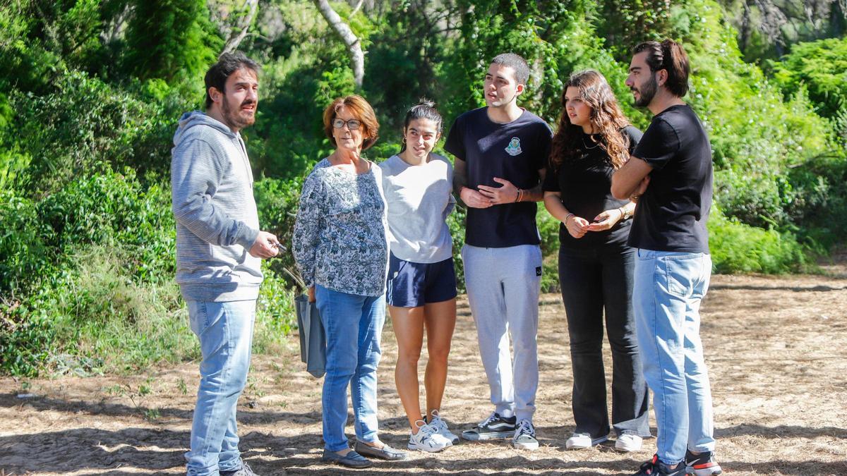 Vecinos y vecinas de la pedanía del Saler, ayer en la Devesa