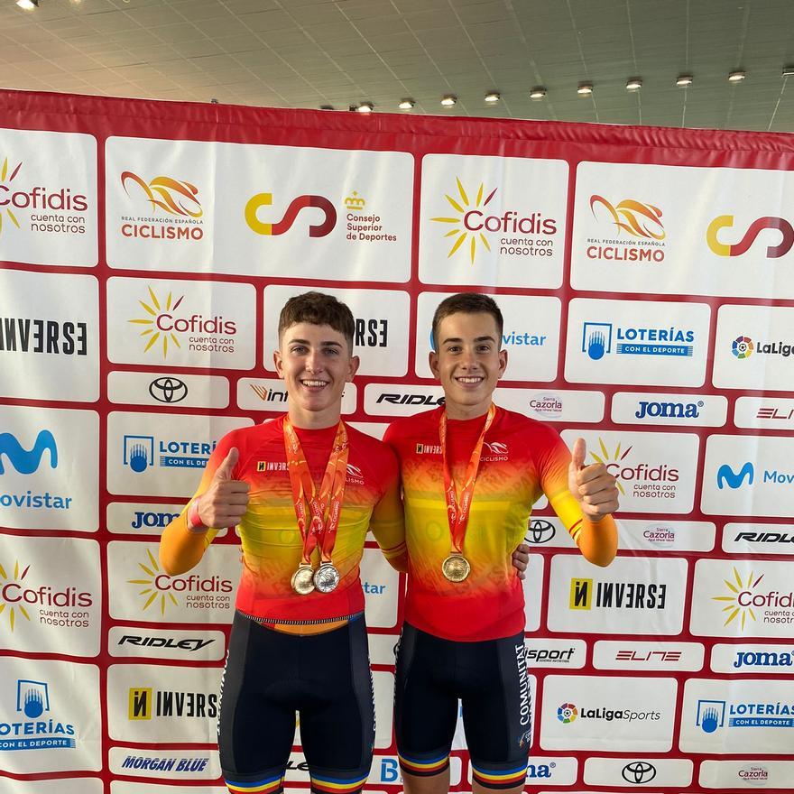 Sergio y Héctor muestran orgullosos sus medallas ganadas en el velódromo de Galapagar.
