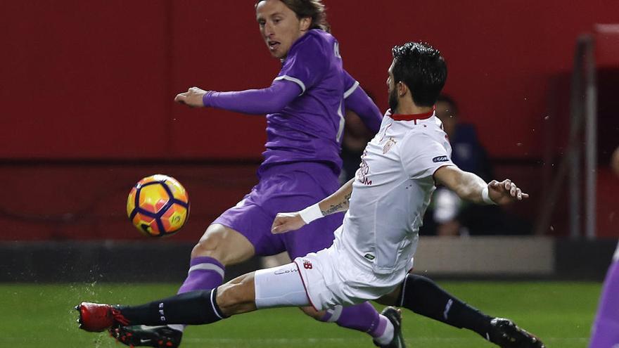 El Sevilla remonta al Real Madrid con autogol de Ramos