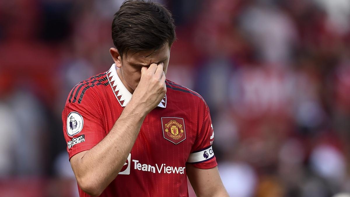El actual capitán del Manchester United, Harry Maguire, lamentándose