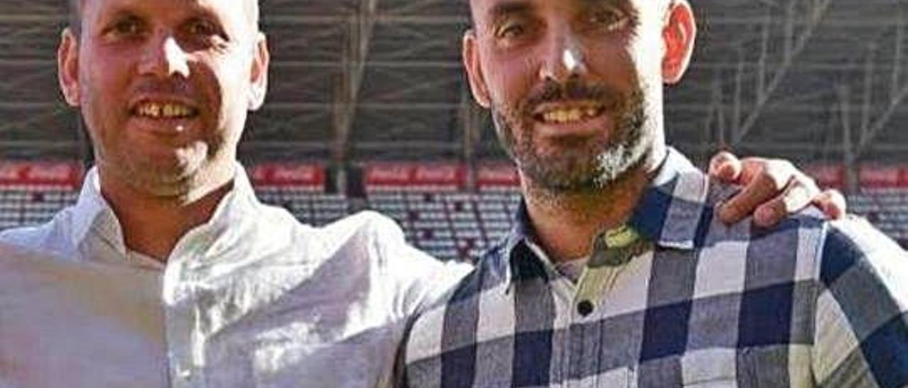 Dani López -d-, exjugador de la UD, junto a su hermano José Alberto, entrenador del Sporting de Gijón, en El Molinón.