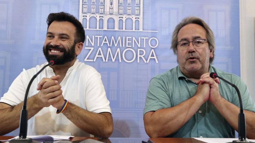 David Gago y Francisco Guarido, durante la presentación del pacto entre Izquierda Unida y el PSOE para gobernar la ciudad durante los próximos cuatro años. |