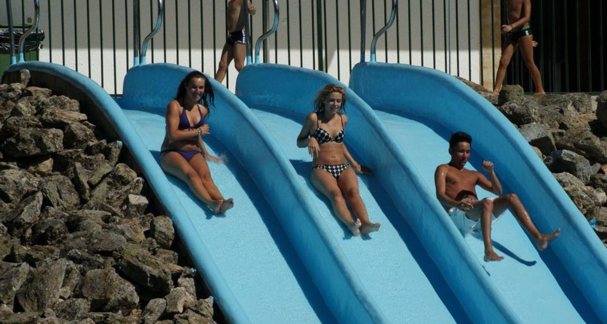 Jóvenes disfrutando de las instalaciones del Balneario.| Cedida a Lne