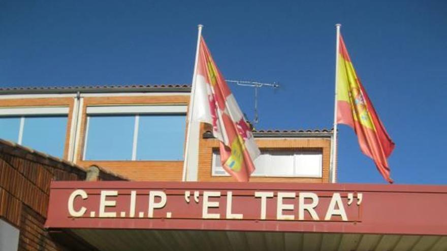 Un grupo de alumnos del CEIP «El Tera» posan el pasado curso ante el edificio.