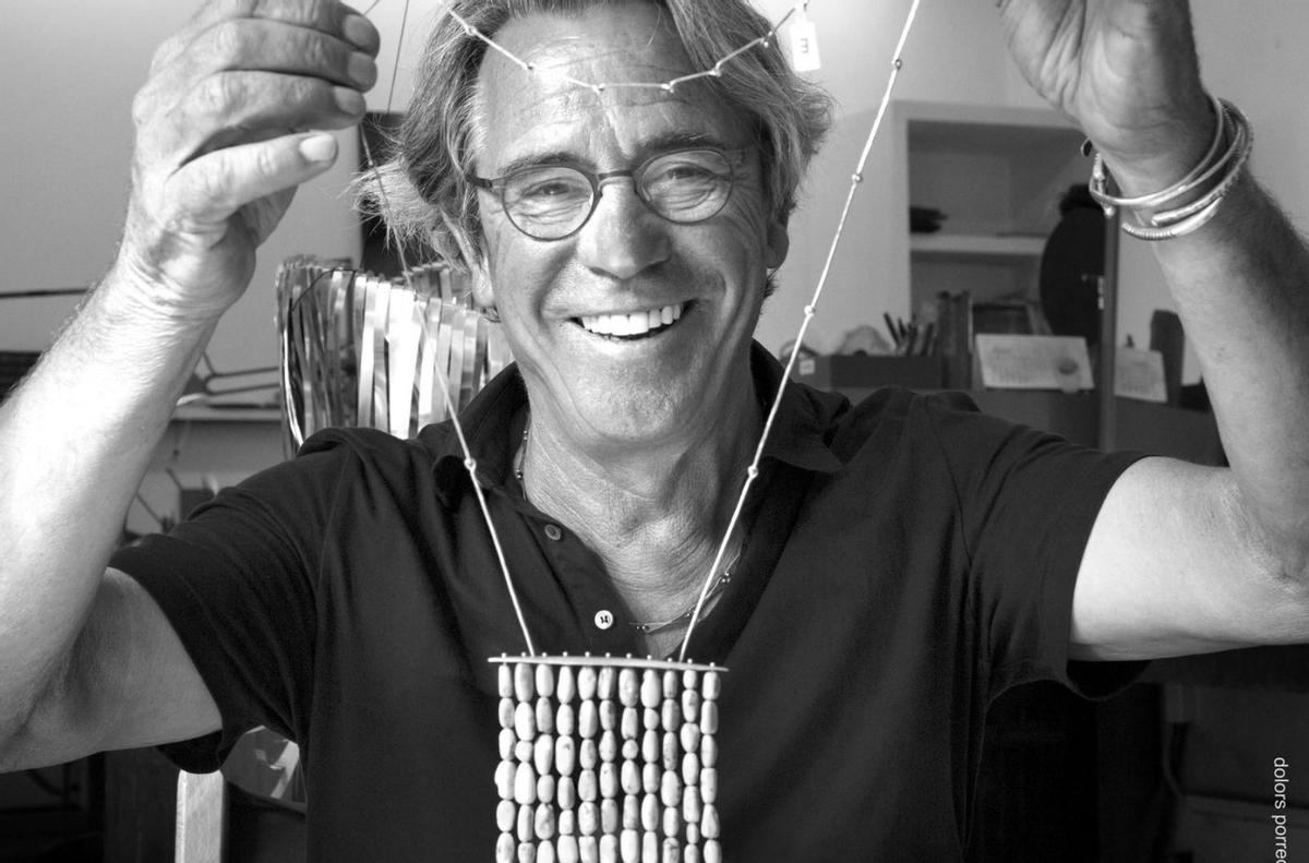 Enric Majoral con una de sus piezas.