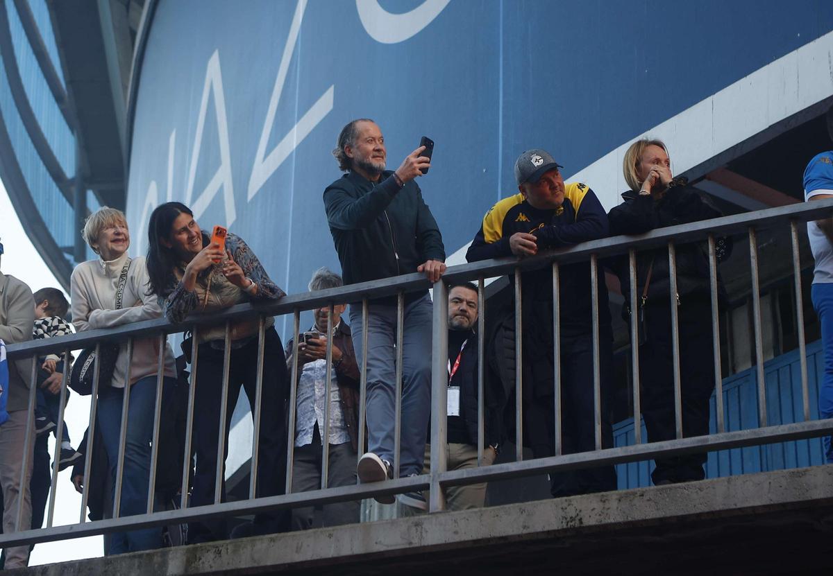 Así fue el recibimiento de la afición a la llegada del Deportivo en Riazor para el partido ante el Zaragoza
