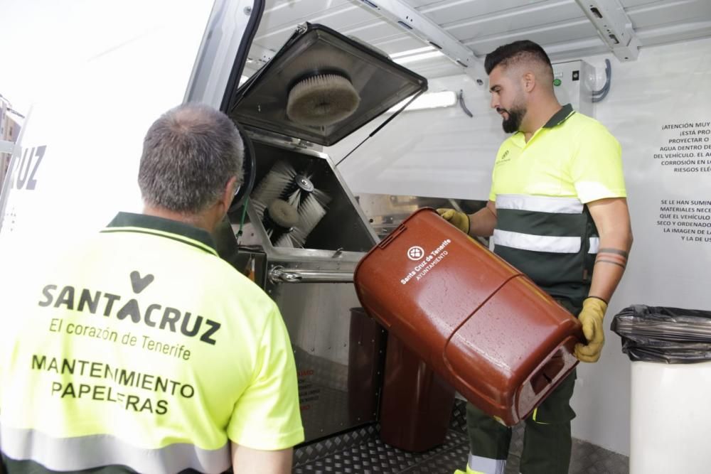 Vehículos que limpian las papeleras en Santa Cruz