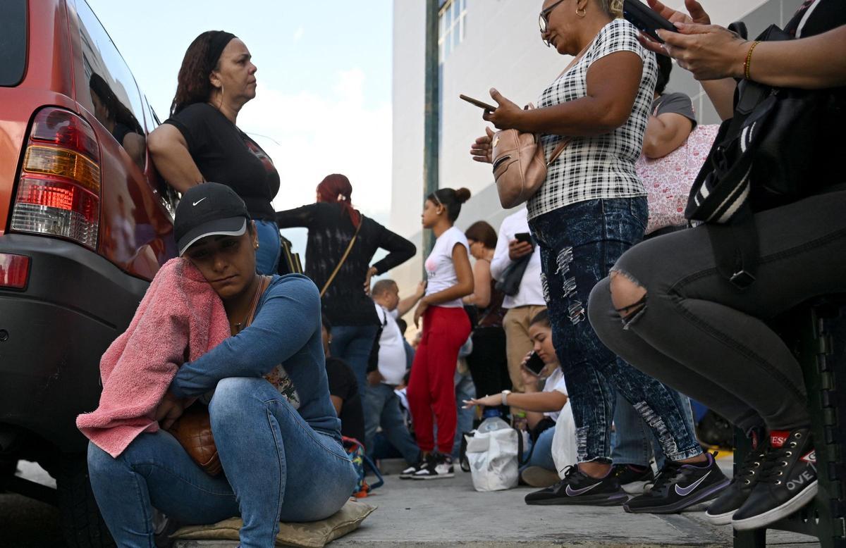 Familiares de personas detenidas durante las últimas protestas en Venezuela esperan noticias de la policía