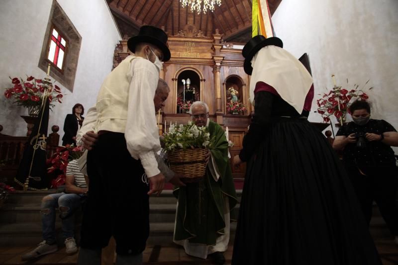 Ofrenda floral en honor a San Benito en el día que se hubiera celebrado la romería. Los balcones estarán engalanados. 12/07/20  | 12/07/2020 | Fotógrafo: María Pisaca Gámez