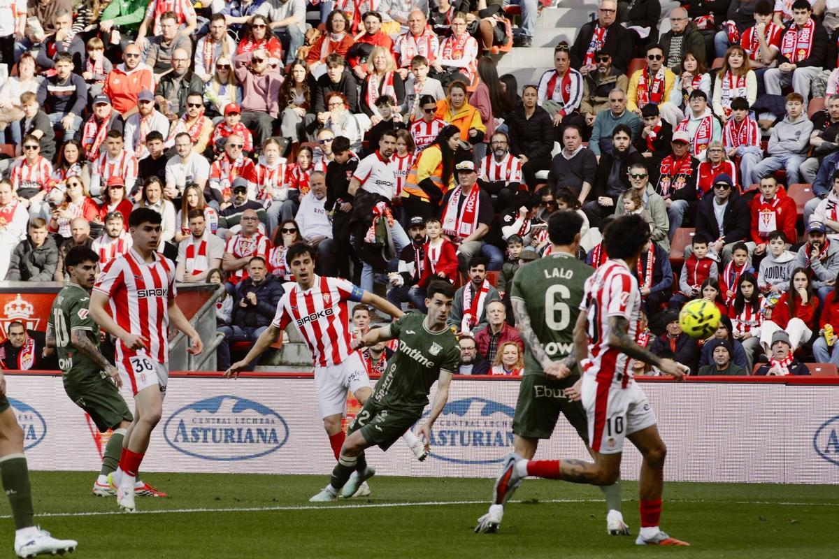 EN IMÁGENES: La suspensión del partido Sporting-Leganés por el fallecimiento de un aficionado