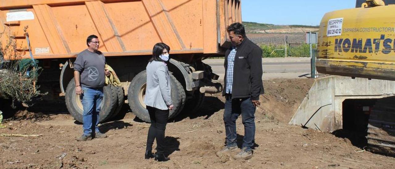 Visita de la concejala Tamara Rodríguez a la obra de adecentamiento del cauce del arroyo en carretera de Badajoz