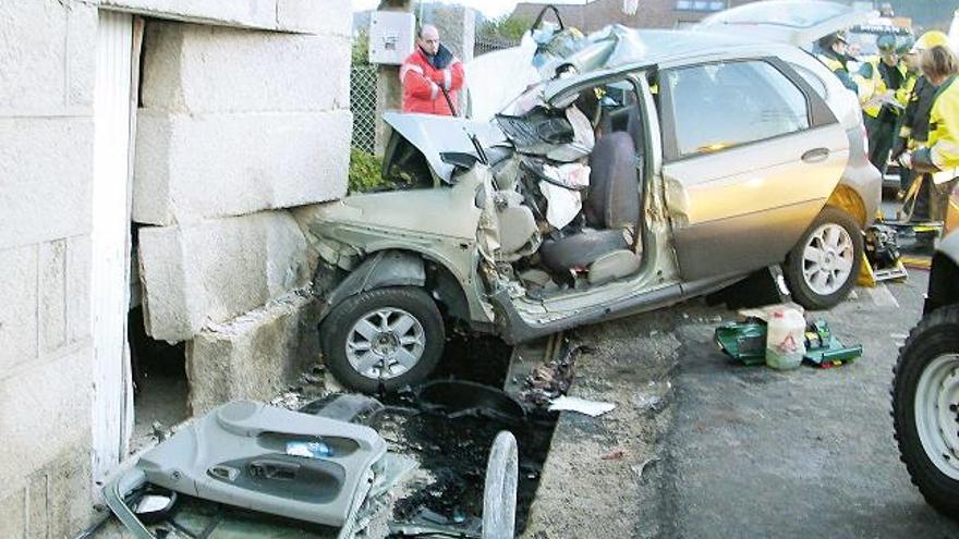 Un cangués muere y otros dos sufren heridas al empotrarse su coche contra una casa en Bueu