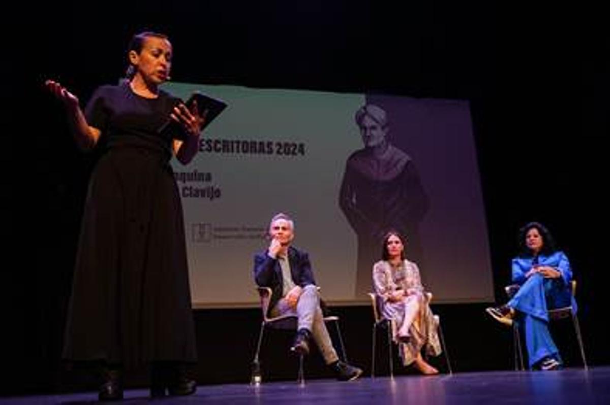 Sara Álvarez durante la lectura de los versos de María Joaquina de Viera y Clavijo.