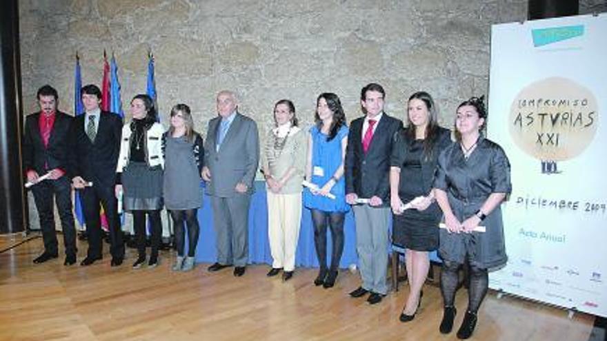 Jóvenes premiados con una beca por Compromiso Asturias XXI, con José Cosmen Adelaida, presidente de honor del grupo Alsa, en el centro, durante la gala que la asociación celebró en diciembre de 2009 en el Auditorio.