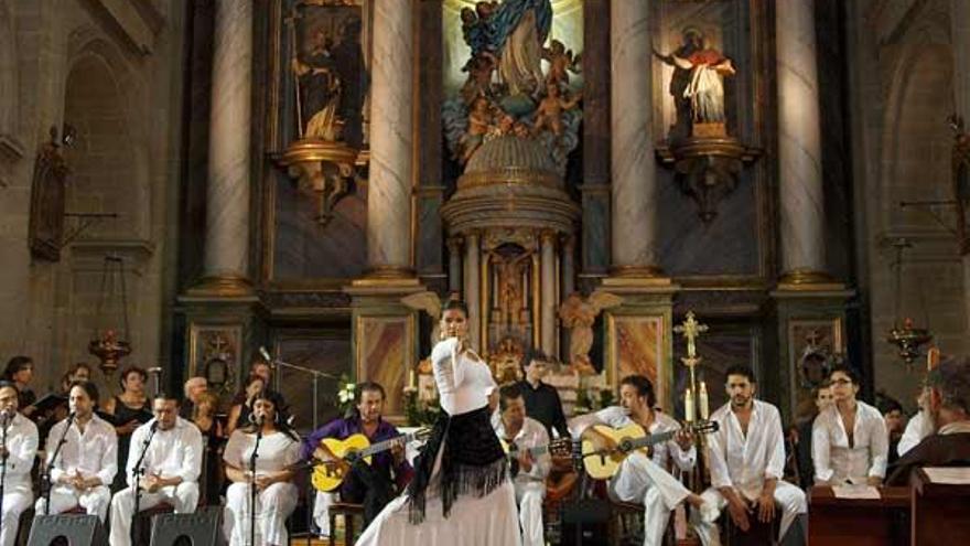 Misa flamenca, en la iglesia de San Francisco, en Santiago.  // Jorge Leal