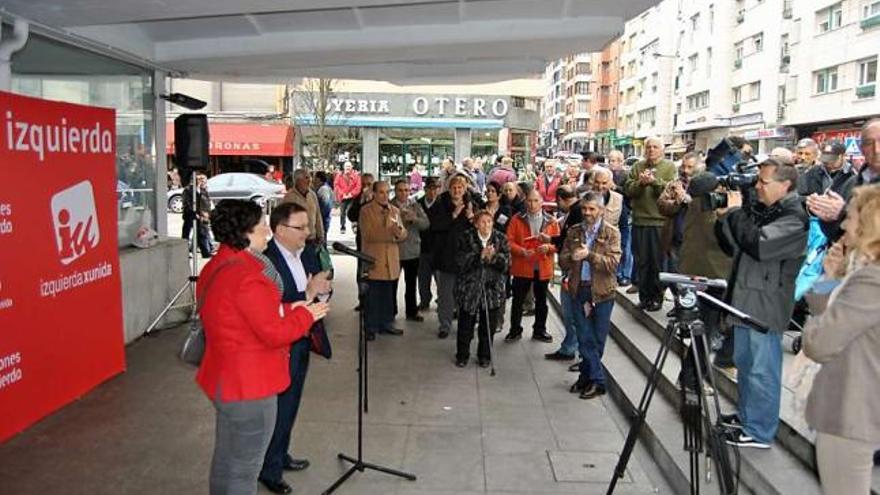 Jesús Iglesias y Marta Pulgar, ayer, a las puertas del mercado de Pola de Siero.