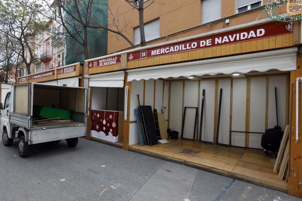 Primer día del árbol de Navidad, pista de patinaje sobre hielo y el tiovivo del ayuntamiento