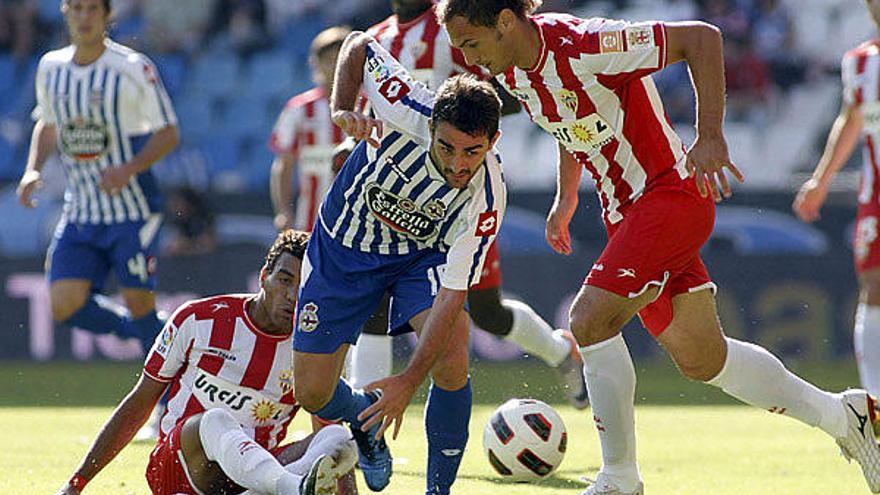 Corona pelea un balón con el delantero del Deportivo, Adrián López.