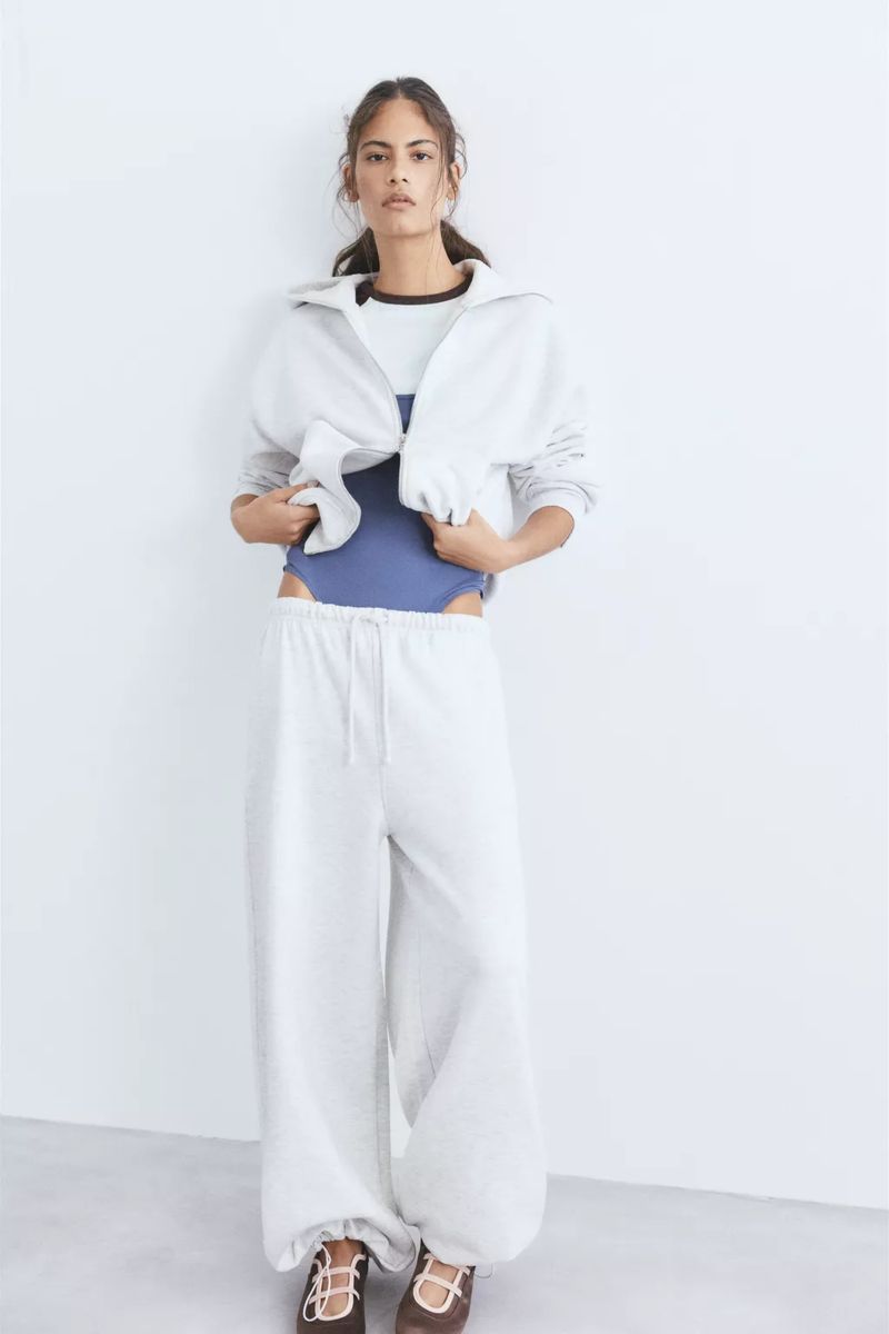 Look chándal en tono gris