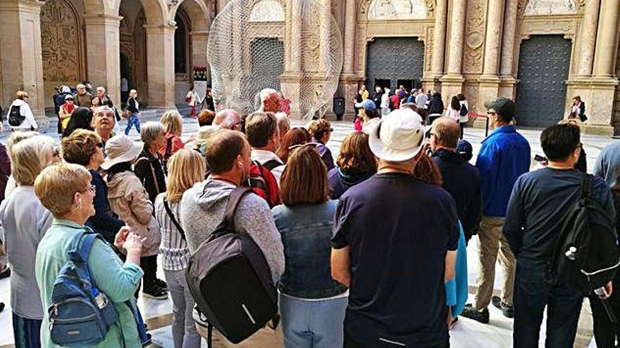 Grup de turistes fent el seu recorregut per l&#039;entorn del santuari, aquest 2019