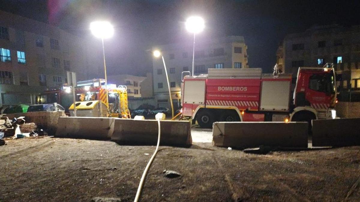Dos vehículos de bomberos, en la noche de ayer lunes, durante el incendio en una vivienda en la calle Manolo Millares en Arrecife