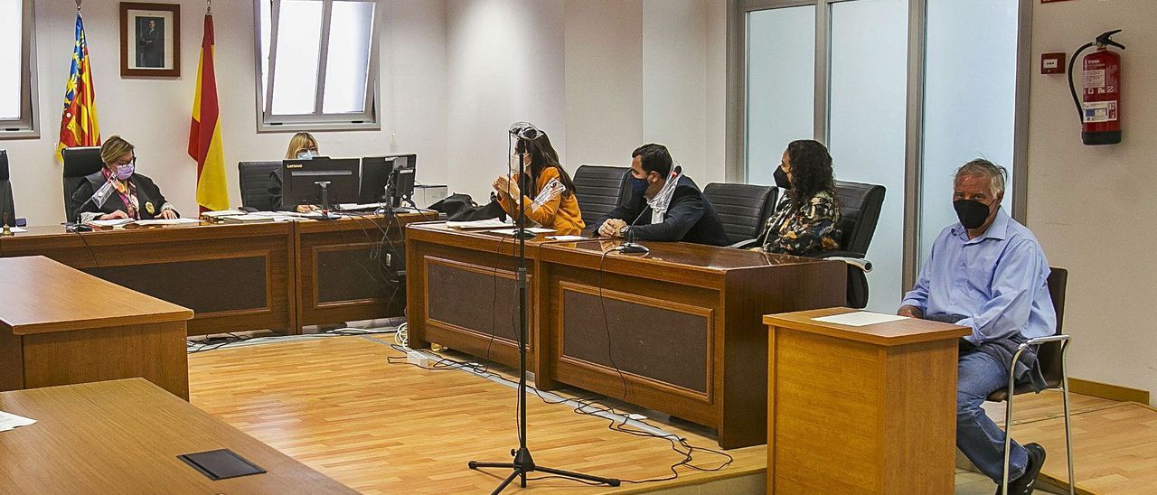El acusado, a la derecha, ayer en la Audiencia de Alicante momentos antes de escuchar el veredicto.