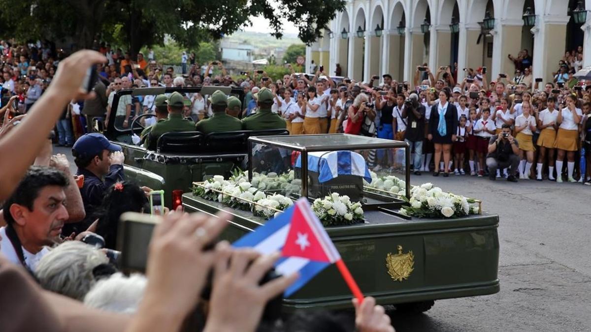 El cortejo con los restos de Fidel Castro, a su paso por la ciudad de Matanzas