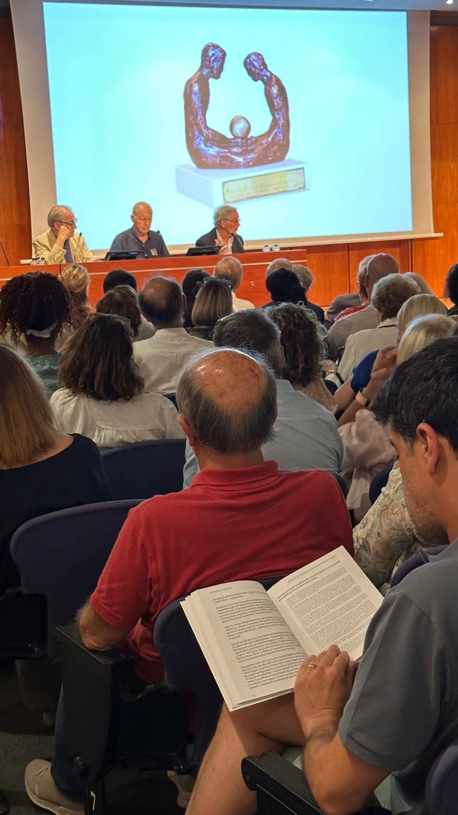 El médico mallorquín Ferran Morell reúne a 300 personas en la presentación de sus dos nuevos libros en Barcelona