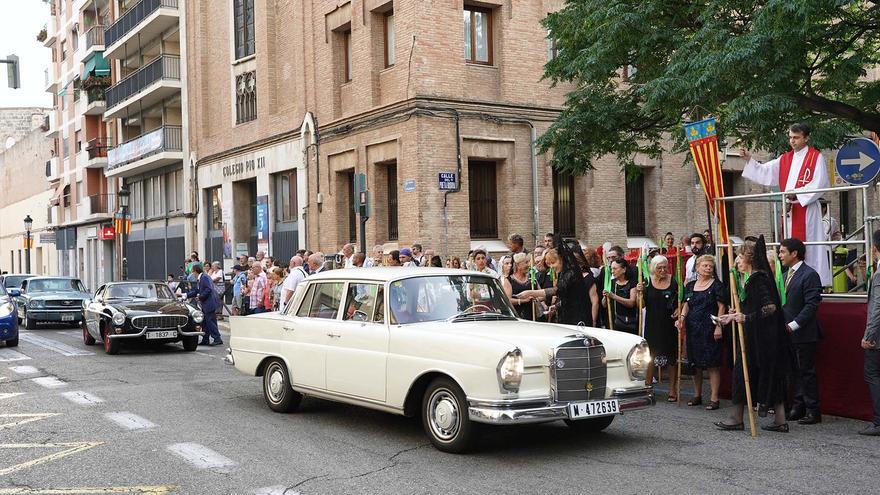 El barrio de la Trinidad celebra a San Cristóbal con la ronda y bendición de vehículos antiguos