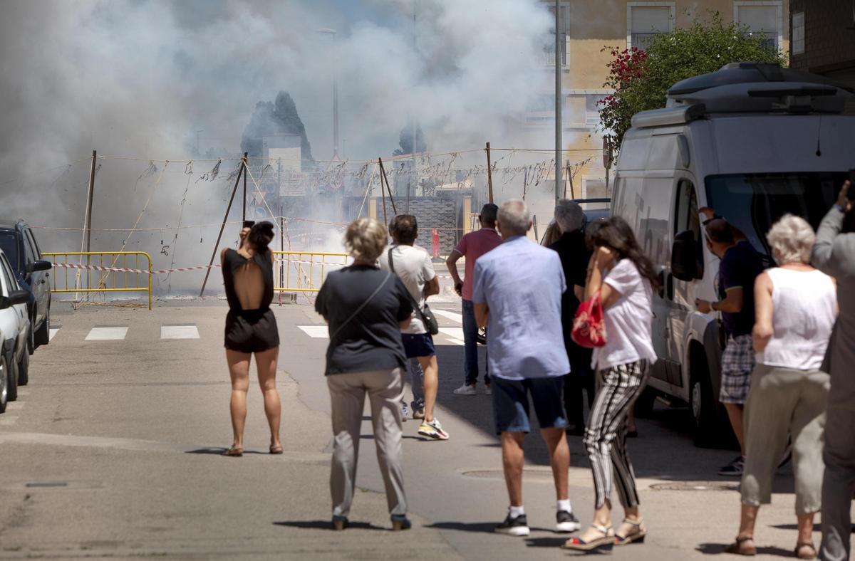Una mascletà en Canet con motivo de Sant Pere.