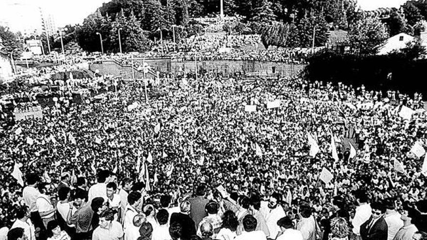 Aspecto de la Plaza del Rey para recibir al Celta tras el ascenso en Sestao en 1987.  // Magar