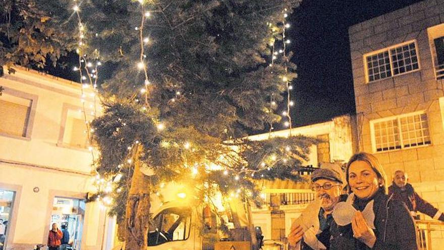 Manuel Chazo y Dolores Couso colocaron ayer las piezas en el árbol de Rafael Pazos.