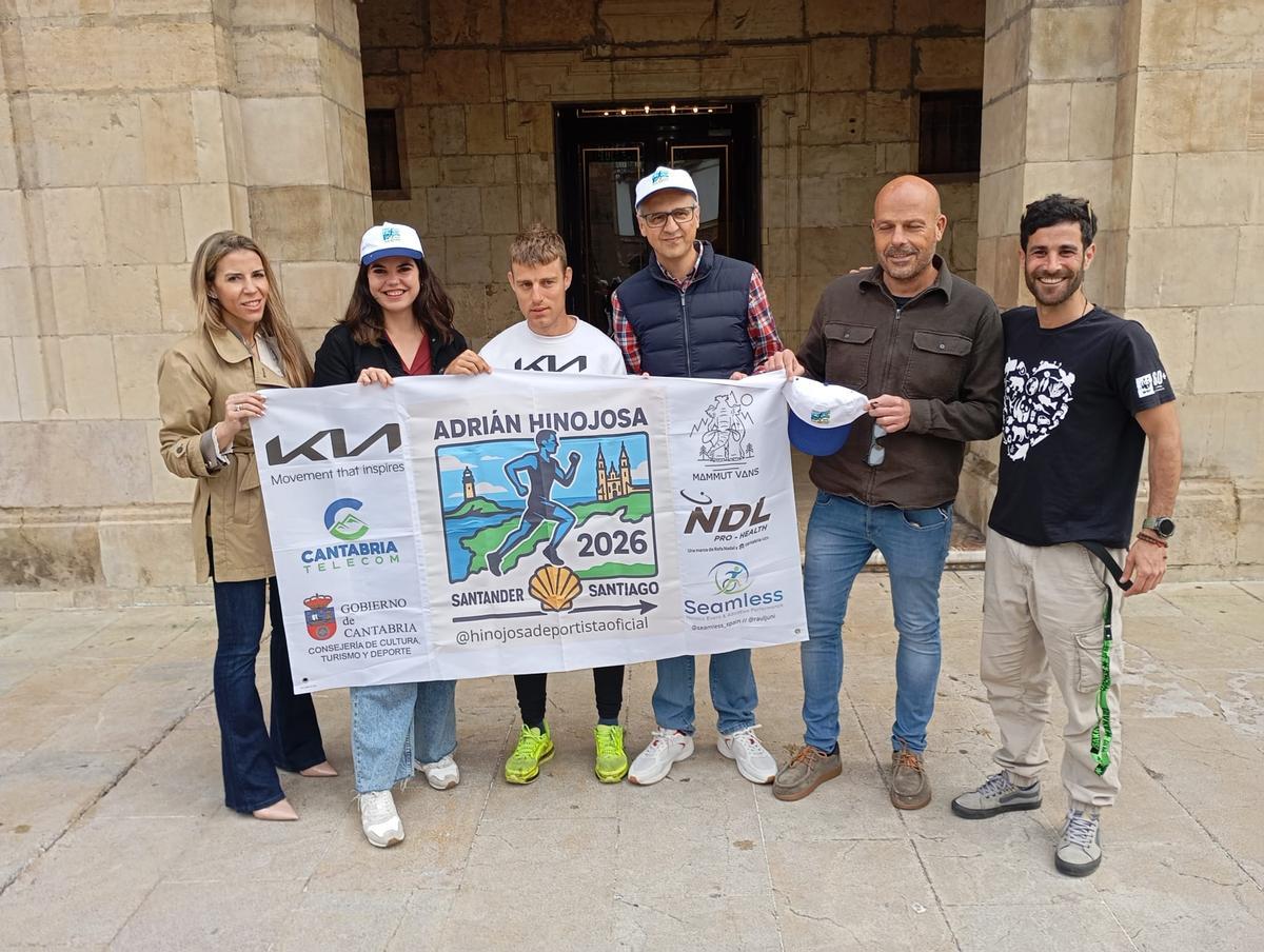 Ceila Fernández, Raquel Ruiz, Adrián Hinojosa, Juan Carlos Guerrero, Carlos Fernández y Raúl Ribalta, a la puerta del consistorio avilesino.