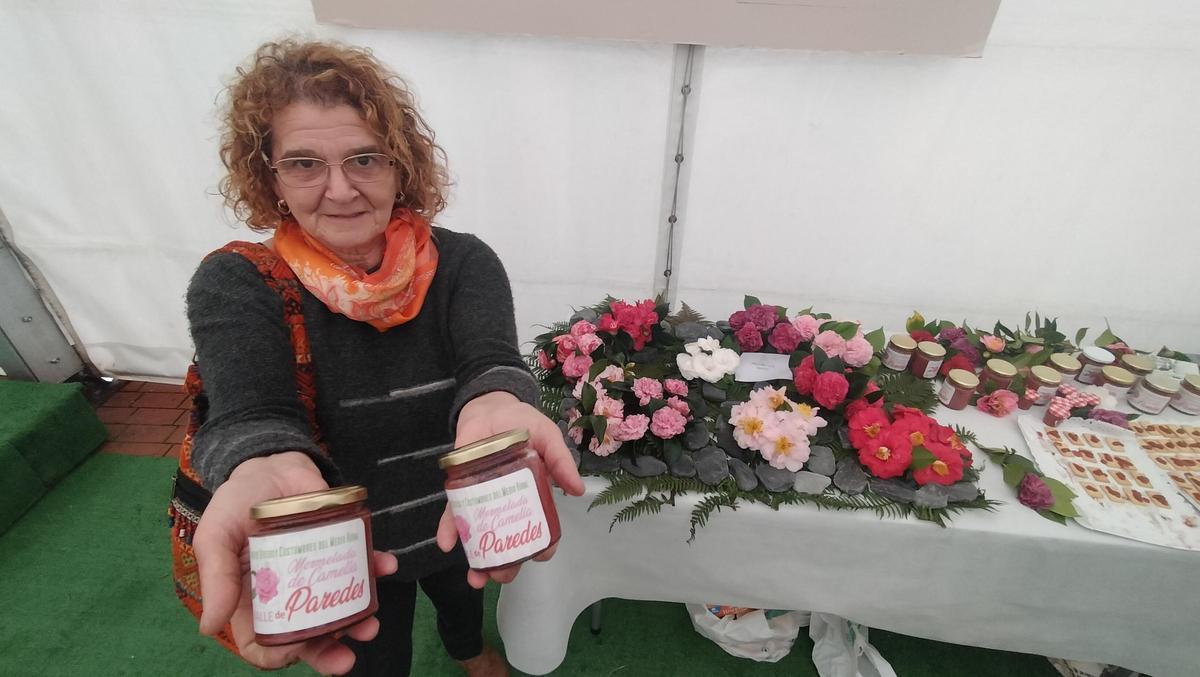 Marisa García muestra los tarros de mermelada de camelias.