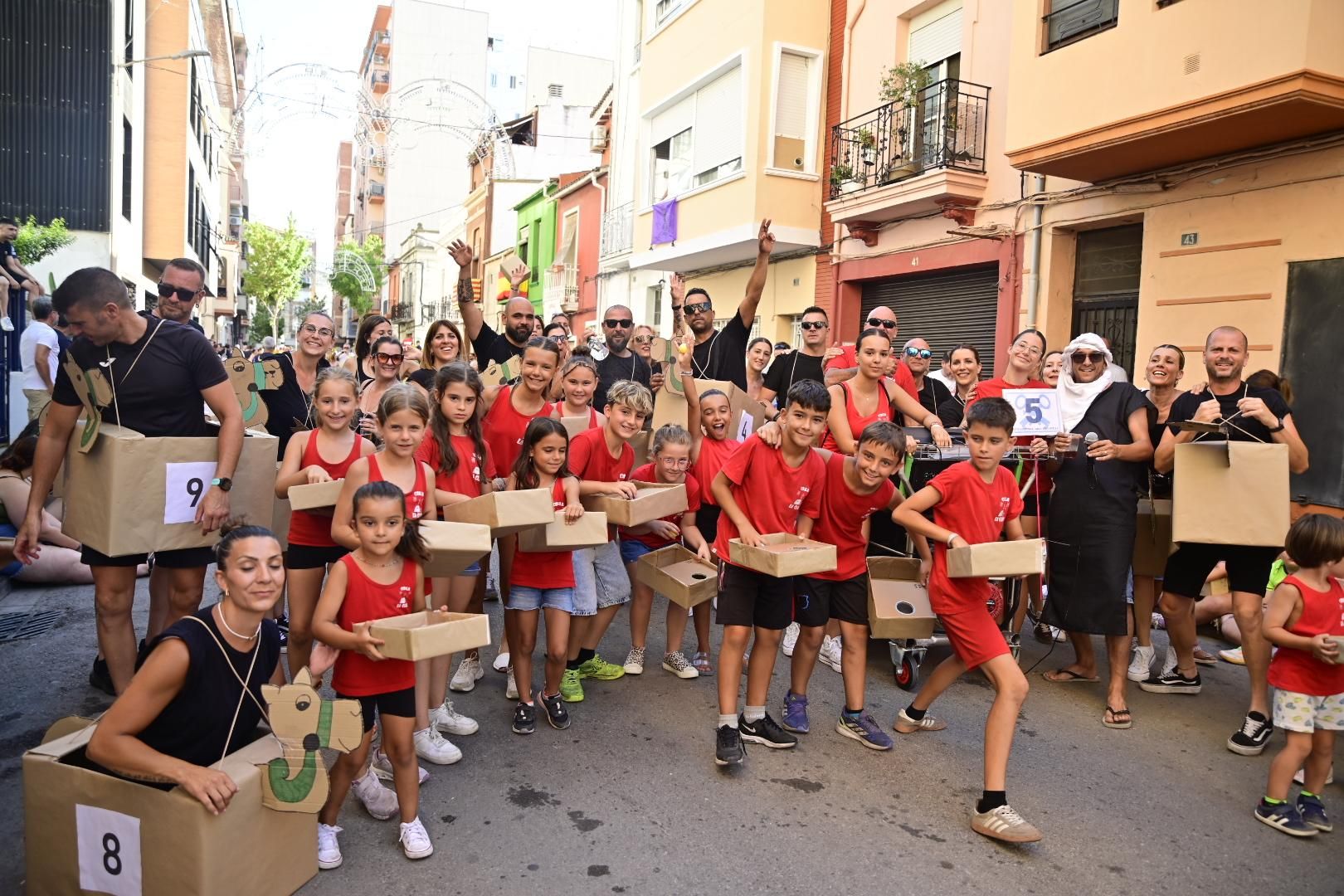 Multitudinario y divertido desfile por la entrada del toro
