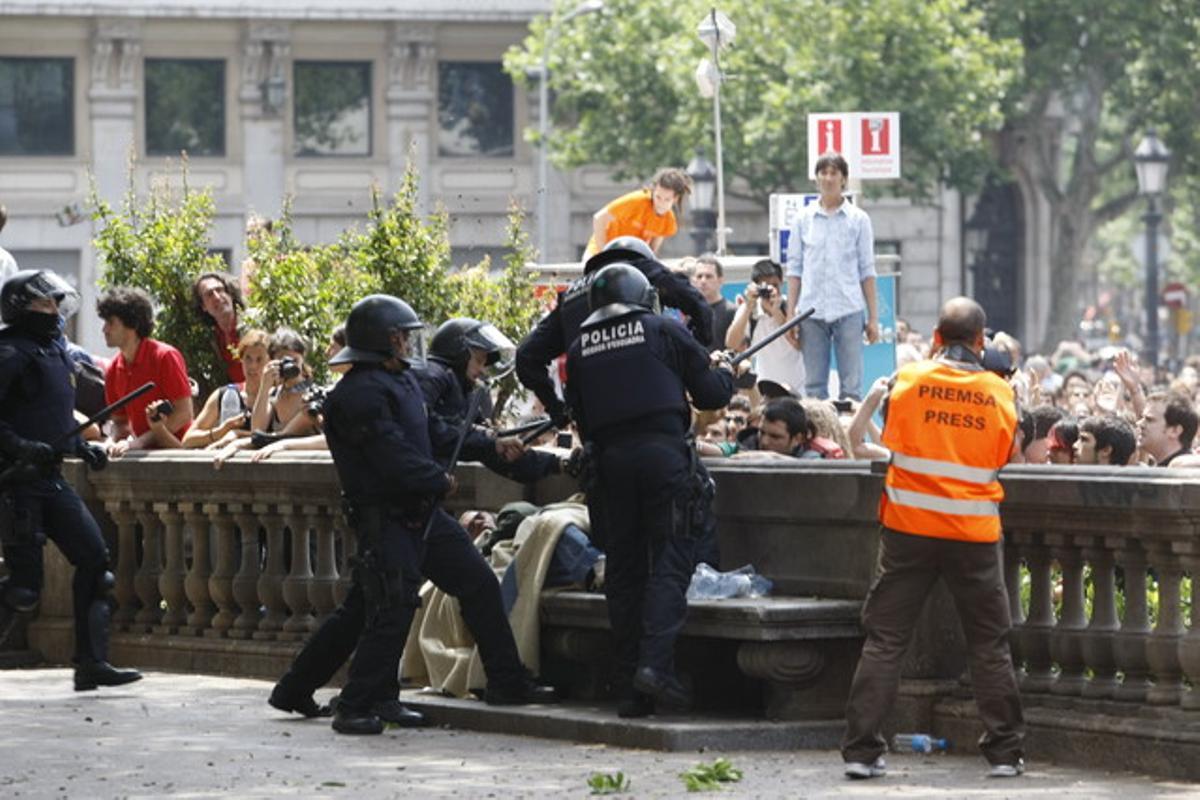 El desallotjament de la plaça de Catalunya, vist per Ricard Cugat.