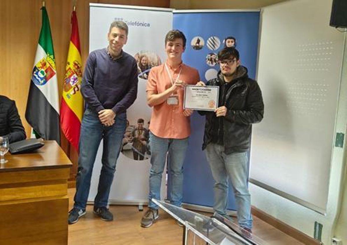 En segundo lugar. ‘Canfía’. Entrega el premio el profesor José M. Conejero.