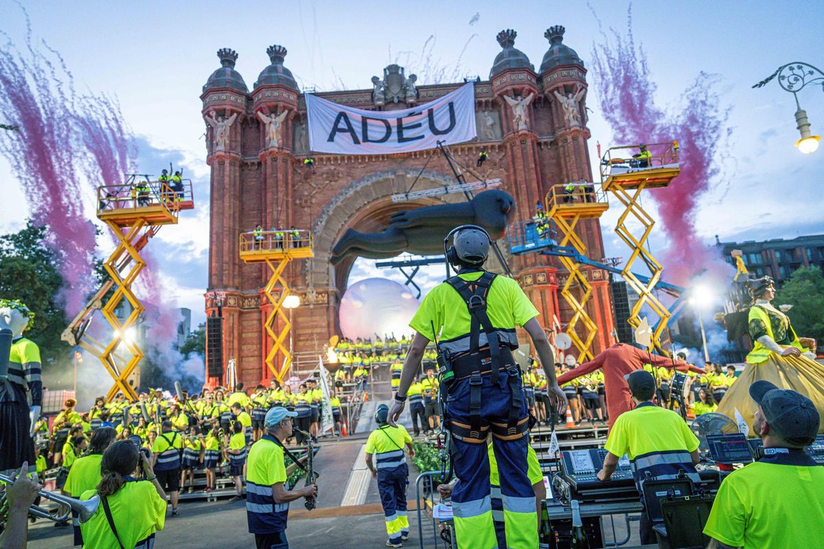 Marc Salicrú desata un espectáculo caótico con más de 300 personas en el Arc de Triomf Marc Salicrú desata un espectáculo caótico con más de 300 personas en el Arc de Triomf