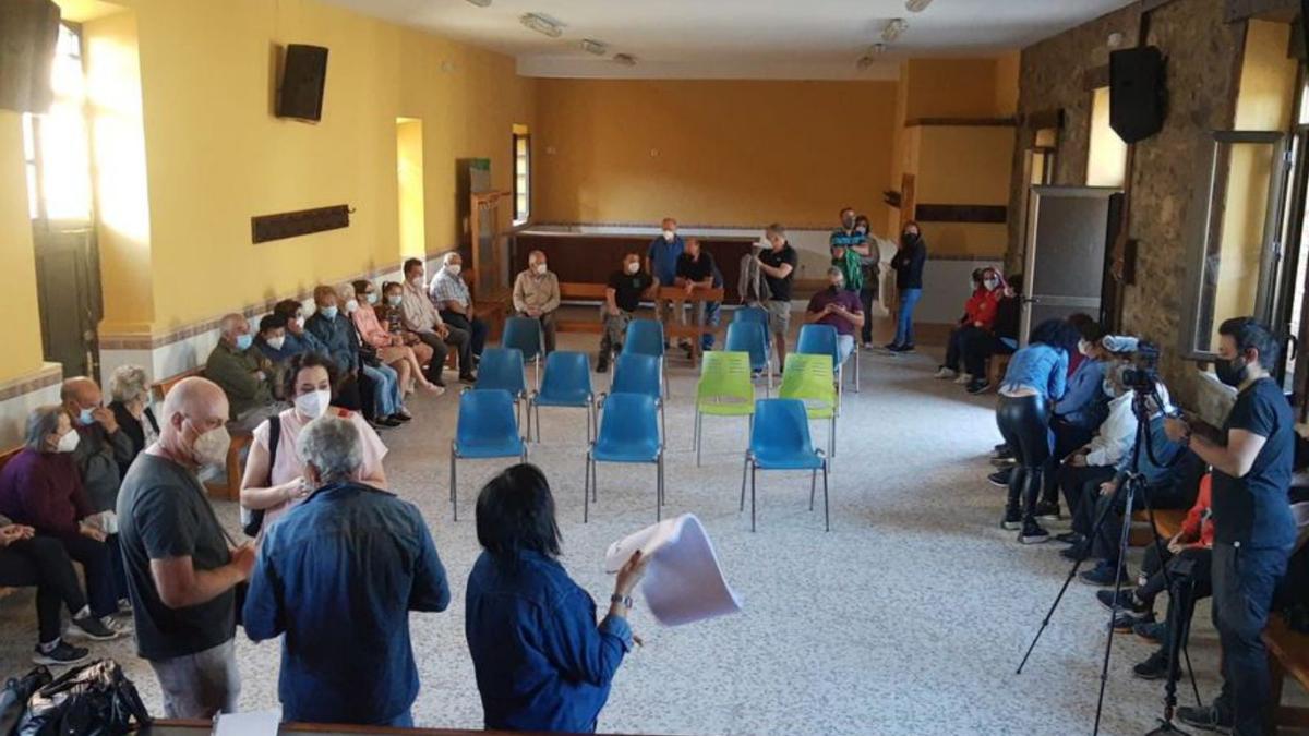 Reunión de la Plataforma Sierra de la Culebra en Ferreras. | A. S.