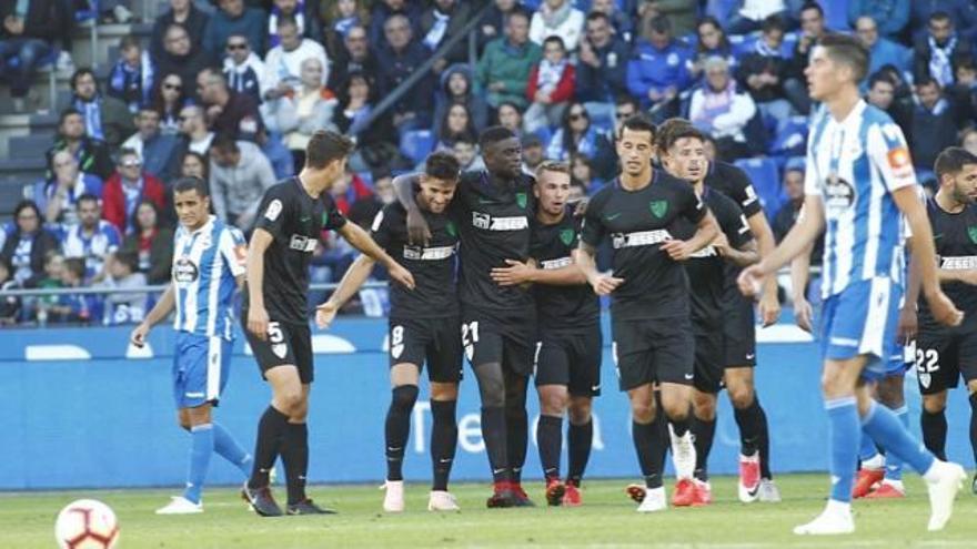 N`Diaye, felicitado por sus compañeros tras hacer el gol del Málaga.